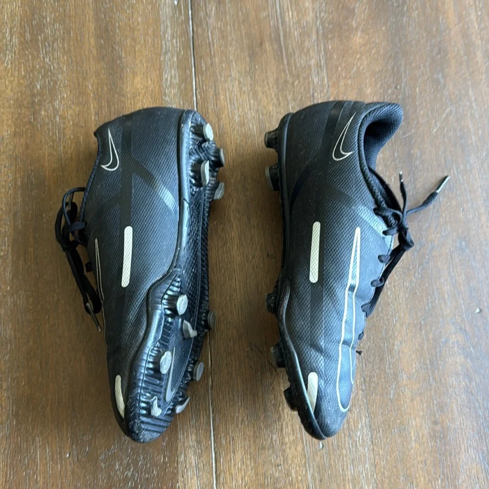 Size 1Y Nike Kids Phantom Soccer Cleats shoes